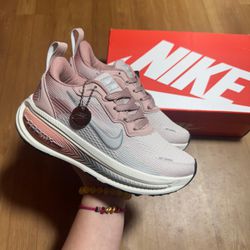 Tênis Feminino NK ZoomX Vomero - Cinza Rosa - ZOOM... - LA CASA DO DROP