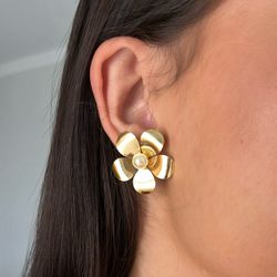 Brinco Flor com Pérola Banhado a Ouro - Laroka Semijoias