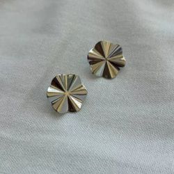 Brinco Flor Pétalas Raiadas em Aço ... - Livia Domênico Semijoias