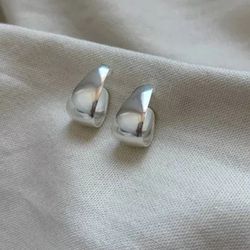 Brinco Hoop Volumoso Banhado em Pra... - Livia Domênico Semijoias