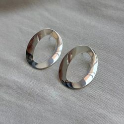 Brinco Oval Escultural Banhado em P... - Livia Domênico Semijoias