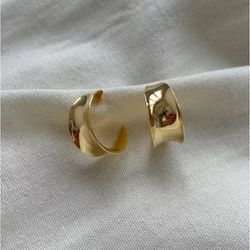 Brinco C-Hoop Escultural Banhado em... - Livia Domênico Semijoias