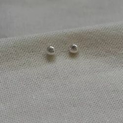 Brinco Ponto de Luz Esférico Banhad... - Livia Domênico Semijoias