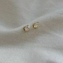 Brinco Ponto de Luz Clássico Banhad... - Livia Domênico Semijoias