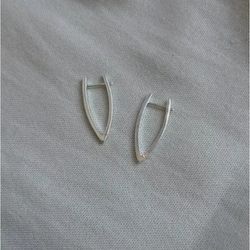 Brinco Curvo Escultural Banhado em ... - Livia Domênico Semijoias