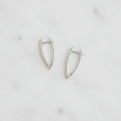 Brinco Curvo Escultural Banhado em ... - Livia Domênico Semijoias