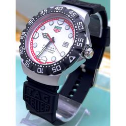 TAG SOLARGRAPH TODO PRETO FUNDO BRANCO FÓRMULA 1 L... - GRINGA TOP MIL