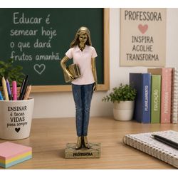 Escultura Decorativa Professora Em Resina Rosa e A... - BARBIZAN DECORE