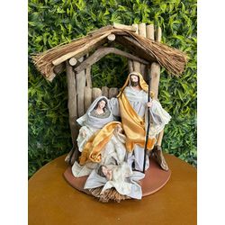 Sagrada Família Casa Dourado com Base 35cm - 38866 - BARBIZAN DECORE