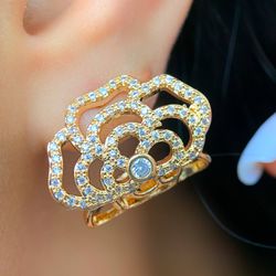 Brinco flor vazado com detalhes em micro zircônias... - Lojas das Revendedoras