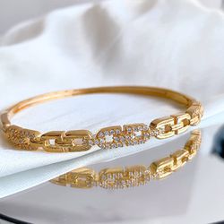 Pulseira Bracelete com Detalhes de Elos Cravejados... - Lojas das Revendedoras