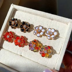 Brinco de flores colorida ponto de luz no centro ... - Lojas das Revendedoras