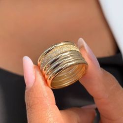 Anel liso com fileira cravejada linha luxo - A93... - Lojas das Revendedoras