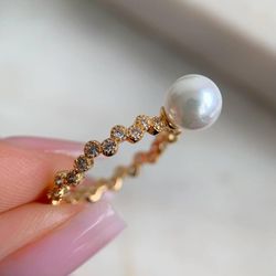 Anel de pérola com micro zircônias LUXO - A2688 - Lojas das Revendedoras