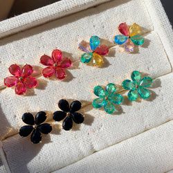 Brinco de flor em zircônia colorida - B85115 - Lojas das Revendedoras