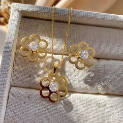 Conjunto de flor vazada com pedra em zircônia no c... - Lojas das Revendedoras