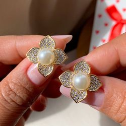 Brinco de flor trabalhada com perola no centro - ... - Lojas das Revendedoras