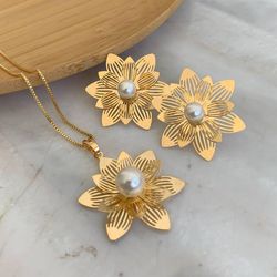 Conjunto de flor com perola central - CON7494 - Lojas das Revendedoras