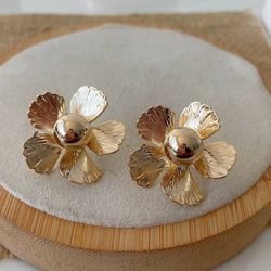 Brinco de flor trabalhada com esfera - B85206 - Lojas das Revendedoras