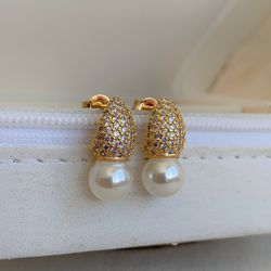 Brinco de argolinha cravejada com perola - B85218 - Lojas das Revendedoras