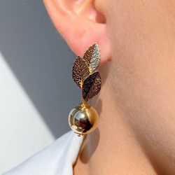 Brinco de esfera com folhagem - B85207 - Lojas das Revendedoras