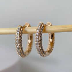 Brinco de argola trabalhado na micro zircônia - B8... - Lojas das Revendedoras
