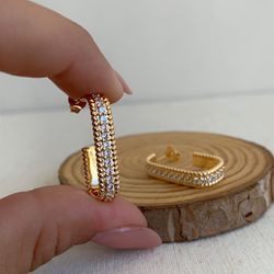 Brinco de argola trabalhada em micro zircônia - B... - Lojas das Revendedoras