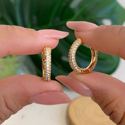 Brinco de argola trabalhado em micro zircônia - B... - Lojas das Revendedoras