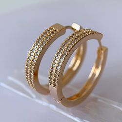 Brinco de argola cravejada - B85328 - Lojas das Revendedoras