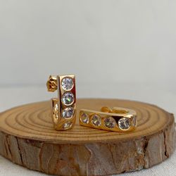 Brinco de argola com pedras em zircônia - B85245 - Lojas das Revendedoras