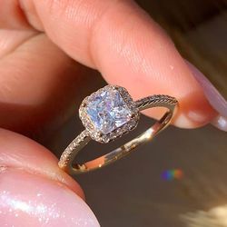 Anel com pedra quadrada com detalhes cravejado lin... - Lojas das Revendedoras