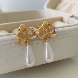 Brinco de flor com perola gota - B85220 - Lojas das Revendedoras