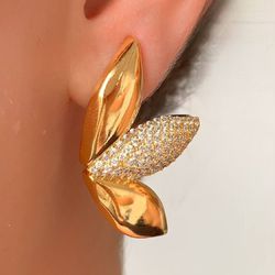 Brinco meia flor com detalhes na micro zircônia -... - Lojas das Revendedoras
