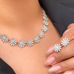 Conjunto flor banhado no ródio branco LUXO - CON24... - Lojas das Revendedoras