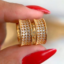 Argola com detalhes em micro zircônias - B8422 - Lojas das Revendedoras