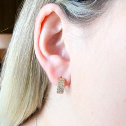 Brinco Argolinha Delicada Cravejada Na Zirconia - ... - Lojas das Revendedoras