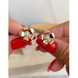 Brinco Flor Lisa Com Detalhe Cravejado Na Zircônia... - Lojas das Revendedoras