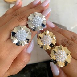 Brinco de flores orgânicas com pérolas - B8428 - Lojas das Revendedoras