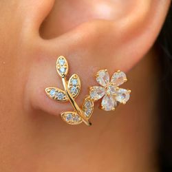 Brinco Ear hook flor com folhas cravejadas - B9798 - Lojas das Revendedoras