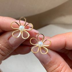 Brinco de flor com pérola - B3943 - Lojas das Revendedoras