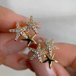 Brinco Com Três Estrelas Cravejadas Na Micro Zirco... - Lojas das Revendedoras