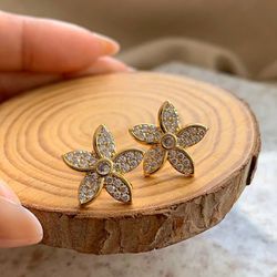 Brinco de flor com detalhes em micro zircônias - B... - Lojas das Revendedoras