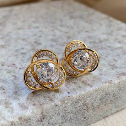 Brinco de flor com detalhes em micro zircônias - B... - Lojas das Revendedoras