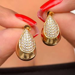 Brinco gota com detalhes em micro zircônias - B233... - Lojas das Revendedoras