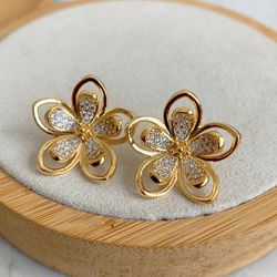Brinco de flor cravejado delicado - B8416 - Lojas das Revendedoras