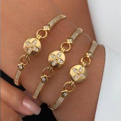 Bracelete Elos com Detalhe de Trevo Cravejado - P... - Lojas das Revendedoras