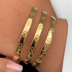 Bracelete liso com trevos - P3344 - Lojas das Revendedoras