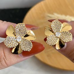 Brinco de flor com zircônia central - B8409 - Lojas das Revendedoras