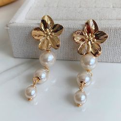 Brinco flor com perolas - B8587 - Lojas das Revendedoras