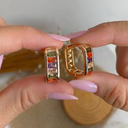 Brinco de argola quadrado com baguete coloridas -... - Lojas das Revendedoras
